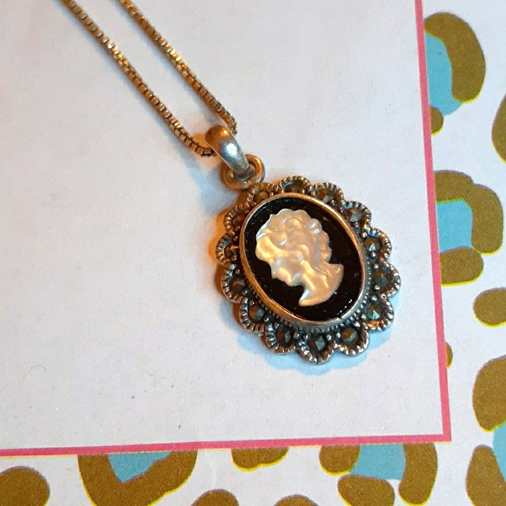 Vtg Cameo 925 Necklace 56$